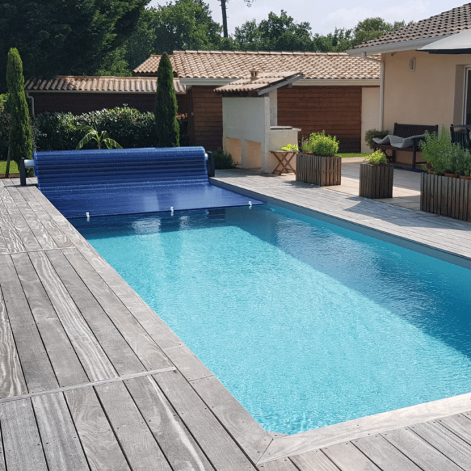 volet hors sol piscine avec lames polycarbonates