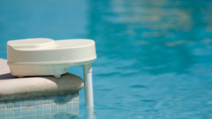 Alarme Piscine : Comment bien la choisir ? Photo d'une alarme de piscine au bord de l'eau